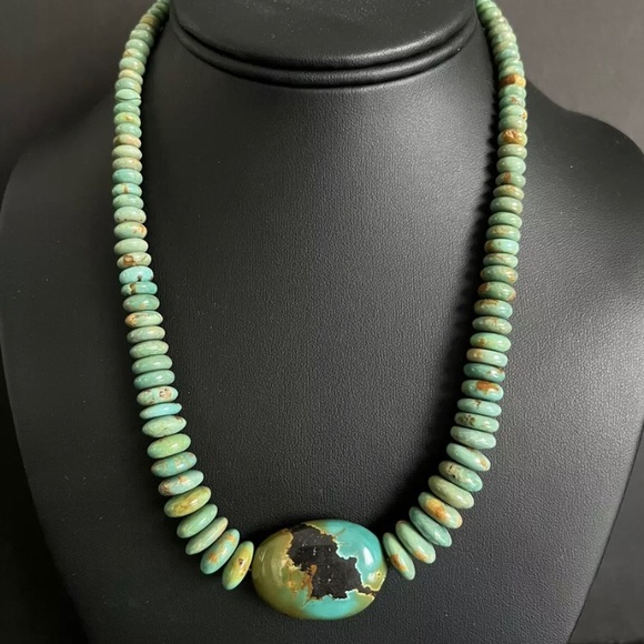 Sterling Silver Graduated Green Turquoise Bead Necklace. 18...